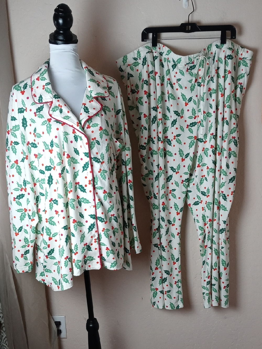 Muk Luks Holly-Print Pajama Set - White with Green & Red